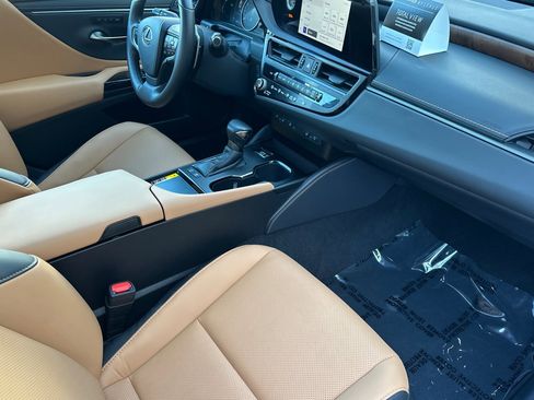 Used 2025 Lexus ES 300h w/ Premium Package image 31