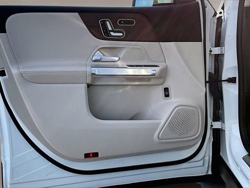 Used 2023 Mercedes-Benz GLB 250 w/ Premium Package image 18