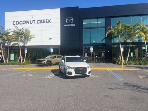 Used 2017 Audi Q3 2.0T Premium Plus w/ Premium Plus Package image 2