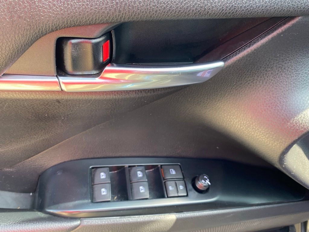 Used 2020 Toyota Camry SE FWD image 19