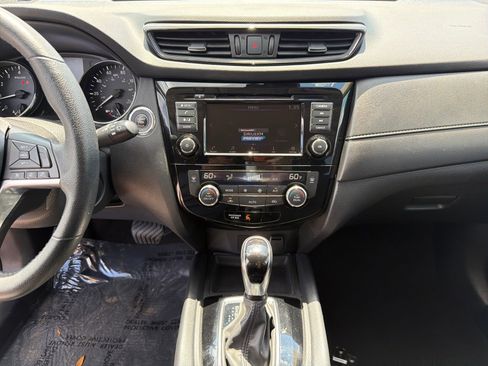 Used 2020 Nissan Rogue SV image 17