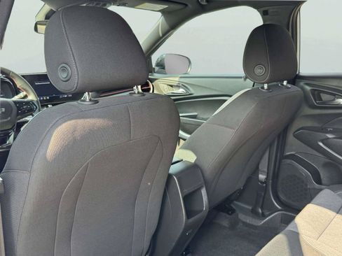 Used 2025 Chevrolet Trax RS w/ Sunroof Package FWD image 39