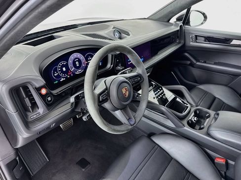 Certified 2025 Porsche Cayenne GTS AWD/4WD image 4