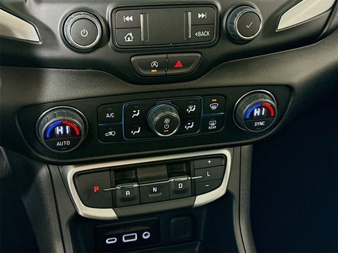 Used 2024 GMC Terrain SLT w/ Infotainment Package II image 10