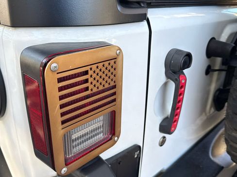 Used 2015 Jeep Wrangler Unlimited Rubicon w/ Connectivity Group image 21