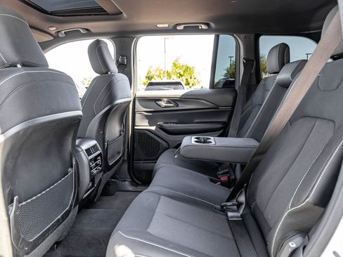 Used 2025 Jeep Grand Cherokee Laredo X RWD image 17