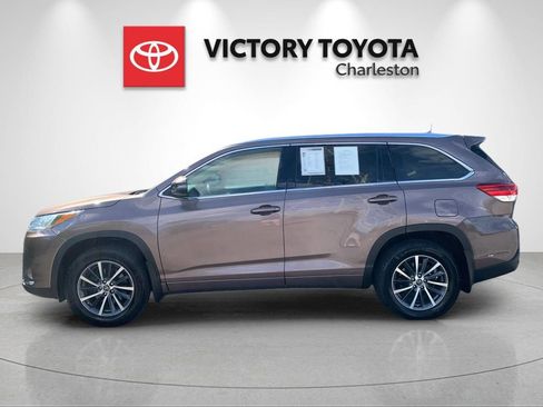 Used 2017 Toyota Highlander XLE AWD/4WD image 2