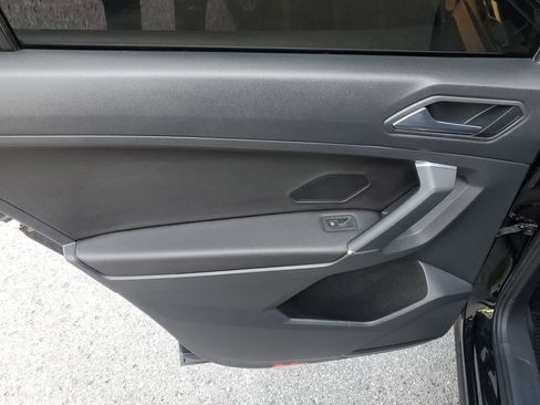 Used 2020 Volkswagen Tiguan SE FWD image 9