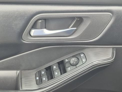 Certified 2025 Nissan Rogue SV AWD/4WD image 8