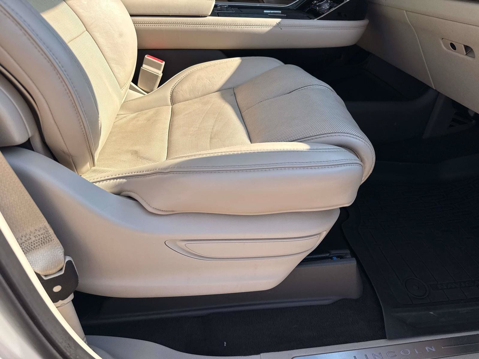 Used 2019 Lincoln Navigator Reserve AWD/4WD image 12