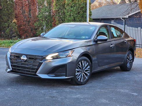 Used 2023 Nissan Altima 2.5 SV w/ SV Premium Package image 3