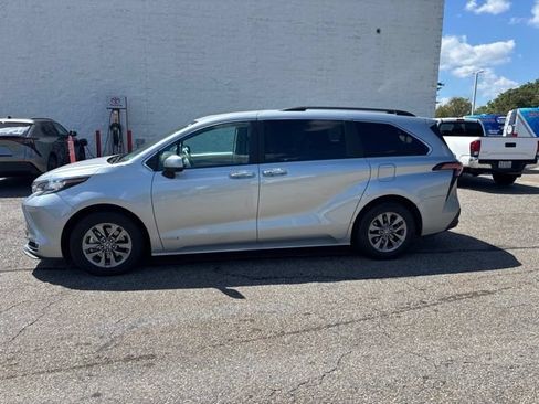 Used 2021 Toyota Sienna XLE w/ XLE Plus Package FWD image 2