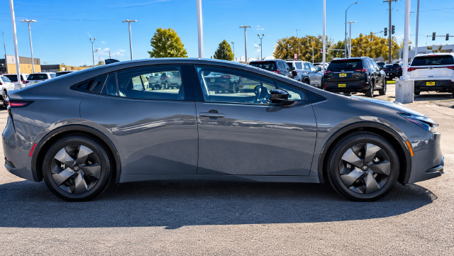 Used 2025 Toyota Prius LE FWD image 2