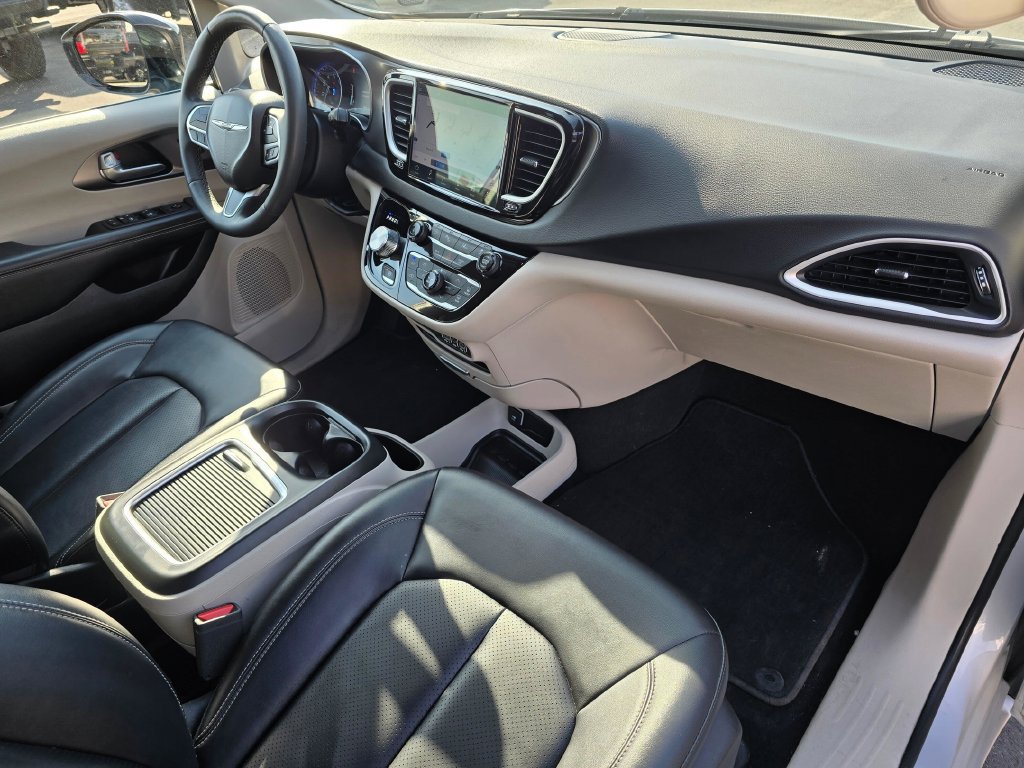 Used 2024 Chrysler Pacifica Touring-L FWD image 16