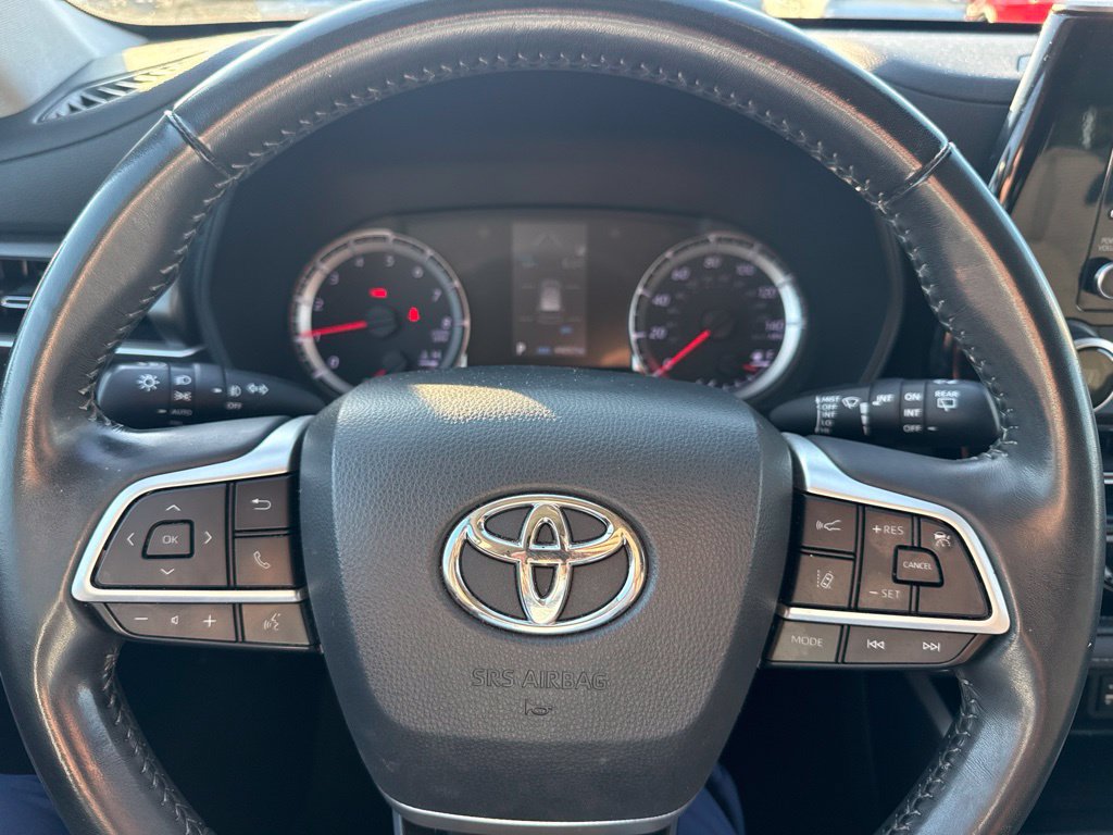 Used 2022 Toyota Highlander LE FWD image 13