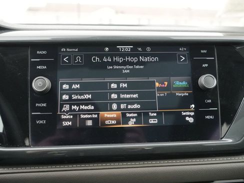 Used 2022 Volkswagen Taos SEL image 32