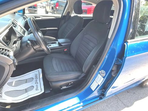 Used 2019 Ford Fusion SE FWD image 4