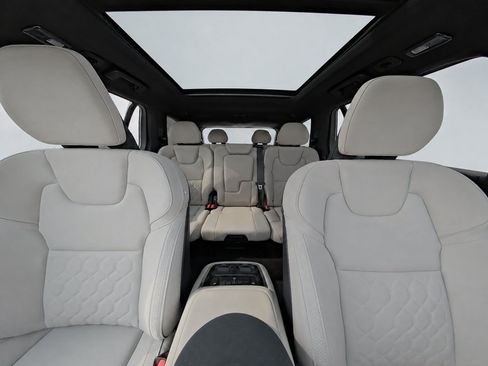 Certified 2026 Volvo XC90 B6 Plus AWD/4WD image 17