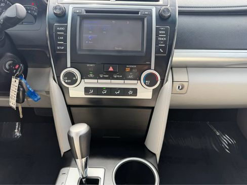Used 2014 Toyota Camry LE image 11