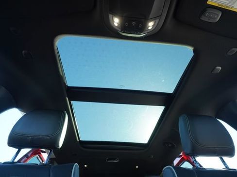 New 2026 Chrysler Pacifica Limited w/ Uconnect Theater Family Group image 11