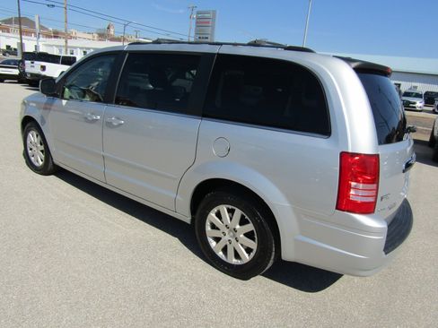 Used 2008 Chrysler Town & Country Touring FWD image 5