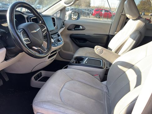Used 2021 Chrysler Pacifica Touring-L image 2
