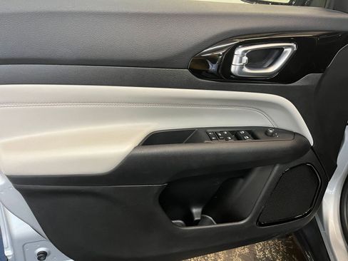 Used 2025 Jeep Compass Limited image 18