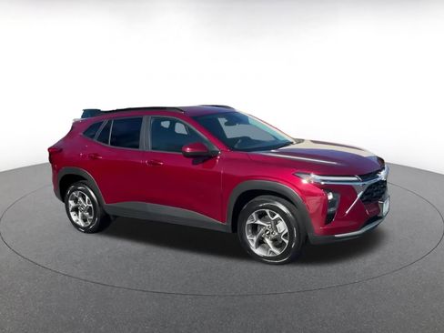 Used 2025 Chevrolet Trax LT image 2