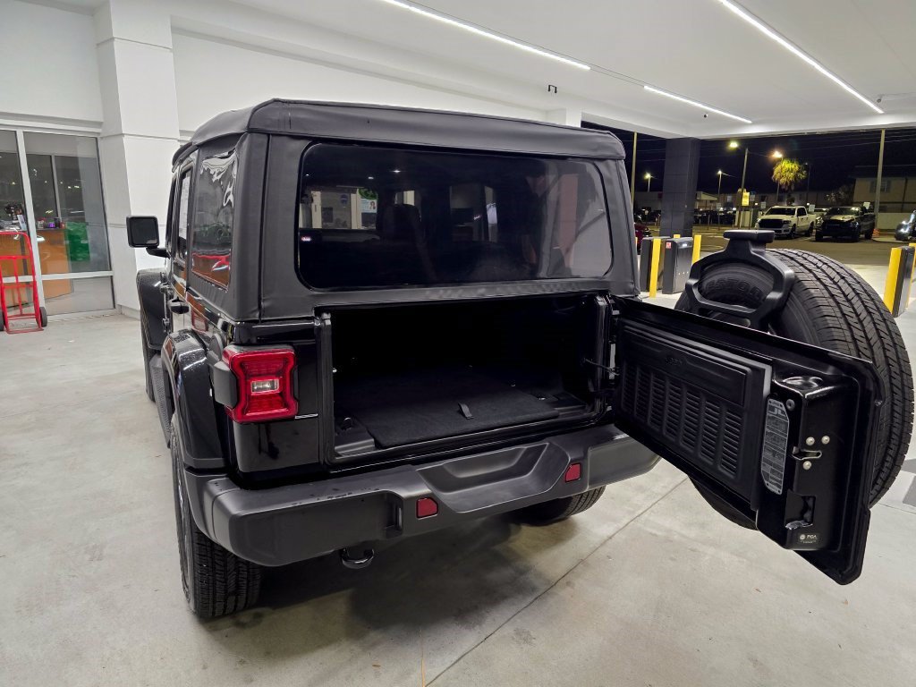 Used 2025 Jeep Wrangler Unlimited Sahara AWD/4WD image 36