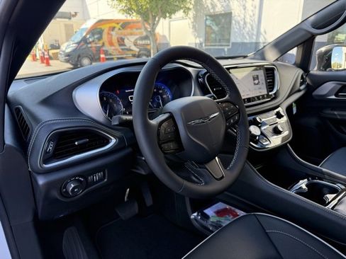 New 2026 Chrysler Pacifica Limited w/ S Appearance Package image 14