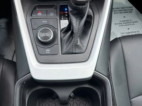 Used 2021 Toyota RAV4 XLE Premium AWD/4WD image 33