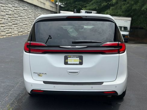 Used 2023 Chrysler Pacifica Touring-L FWD image 8