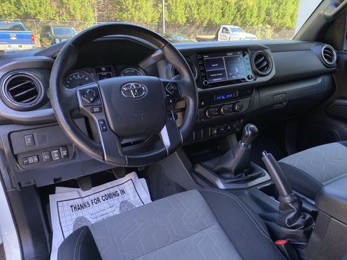 Used 2022 Toyota Tacoma TRD Off-Road AWD/4WD image 31