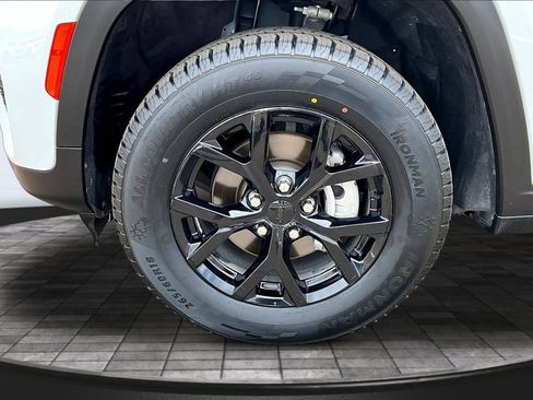 Used 2025 Jeep Grand Cherokee Altitude AWD/4WD image 32