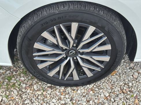 Used 2025 Nissan Altima 2.5 SV FWD image 31