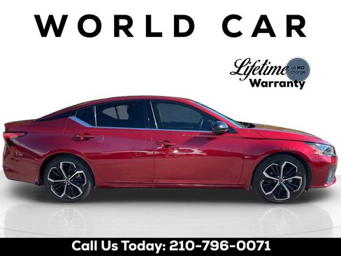 Used 2023 Nissan Altima 2.5 SR w/ SR Premium Package FWD image 2