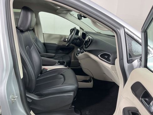 Used 2024 Chrysler Pacifica Touring-L image 5