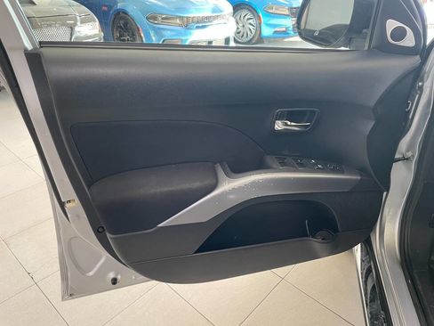 Used 2009 Mitsubishi Outlander SE image 16