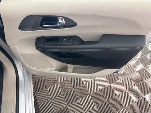 Used 2023 Chrysler Pacifica Touring-L image 21