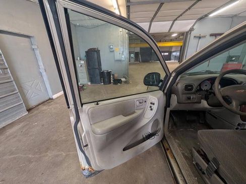 Used 2006 Chrysler Town & Country FWD image 22