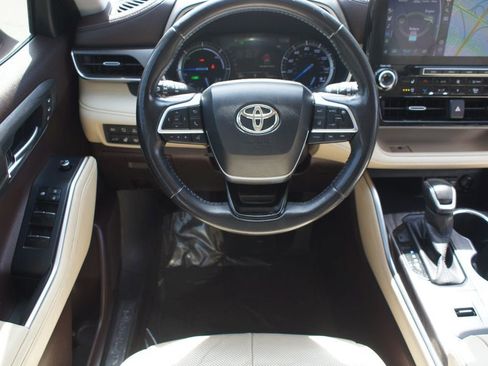 Used 2020 Toyota Highlander Limited AWD/4WD image 5