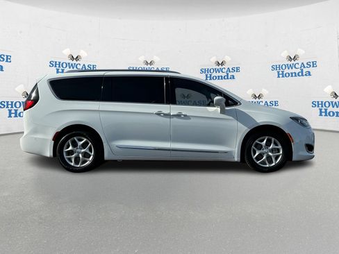 Used 2017 Chrysler Pacifica Touring-L Plus image 9