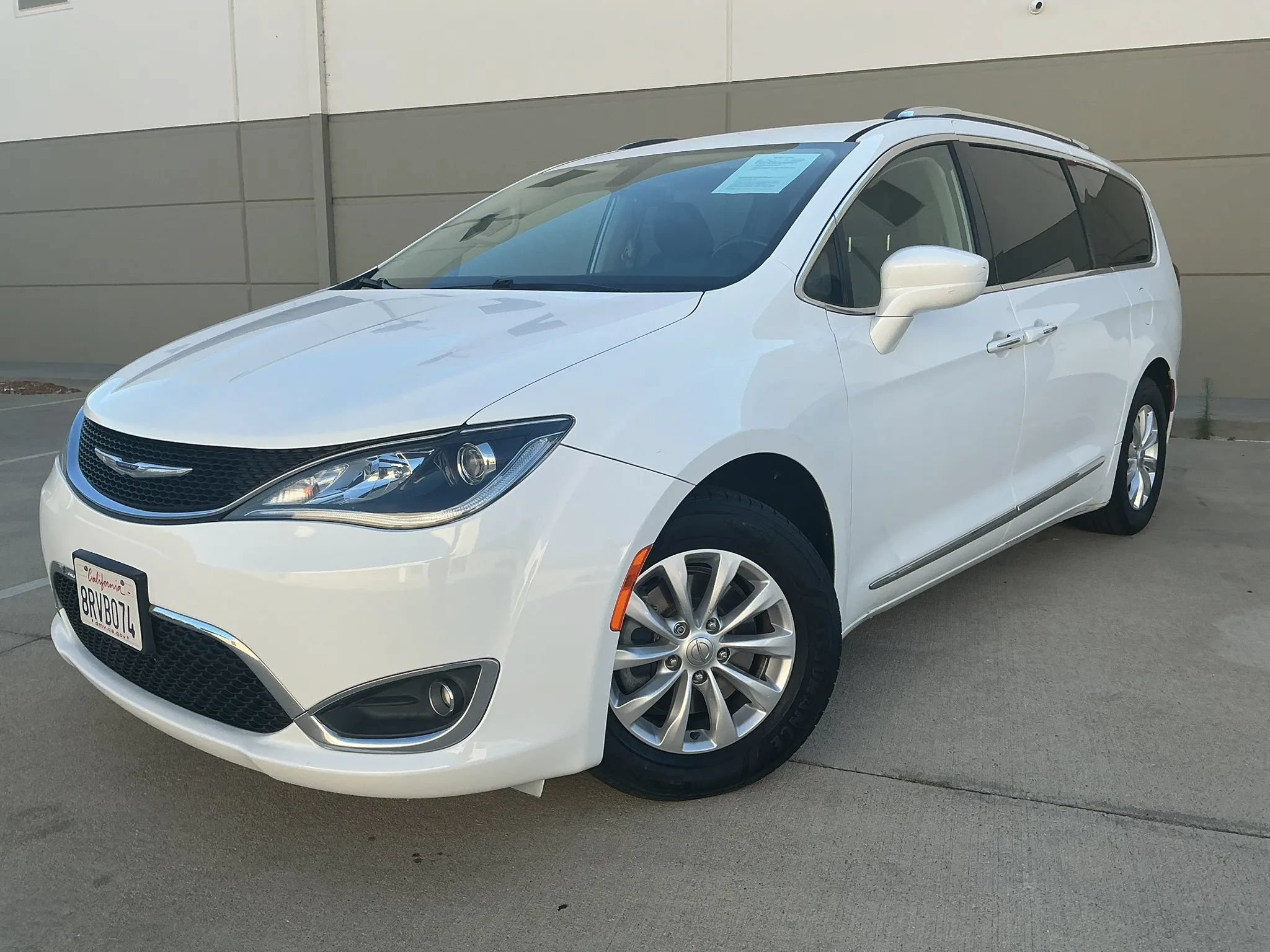 Used 2019 Chrysler Pacifica Touring-L FWD image 1
