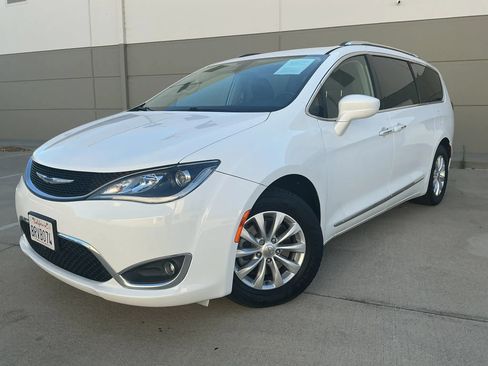 Used 2019 Chrysler Pacifica Touring-L FWD image 1