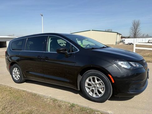 Used 2023 Chrysler Voyager LX FWD image 3