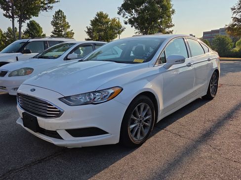 Used 2017 Ford Fusion SE FWD image 2