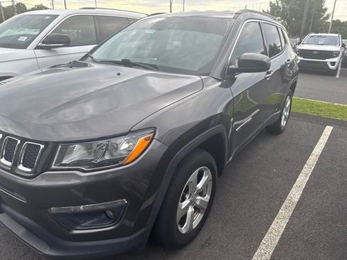Used 2019 Jeep Compass Latitude w/ Popular Equipment Group AWD/4WD image 2