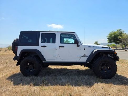 Used 2017 Jeep Wrangler Unlimited Rubicon w/ Connectivity Group AWD/4WD image 6