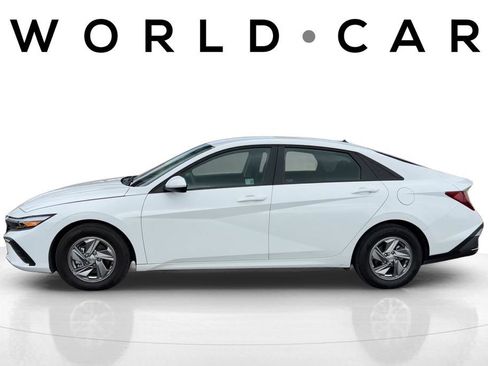 Certified 2025 Hyundai Elantra SE image 6