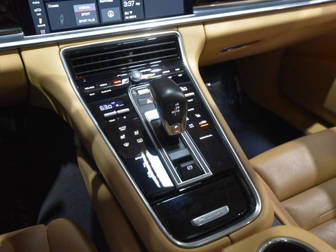 Used 2018 Porsche Panamera 4S AWD/4WD image 35
